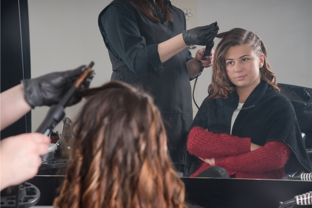 "Profissionais dedicados a realçar a beleza de cada pessoa. Conheça o trabalho dos cabeleireiros em: https://tacontratado.com.br"