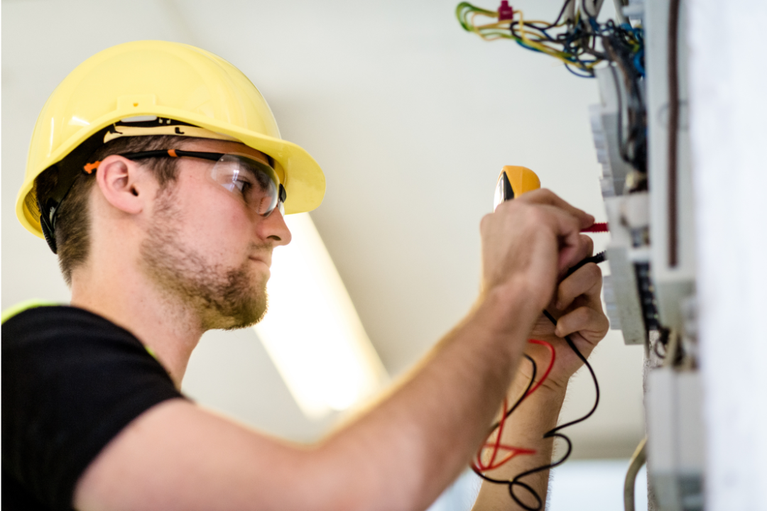 19. "Não deixe problemas elétricos prejudicarem o seu dia a dia, chame os nossos eletricistas para resolver tudo com segurança e eficiência."