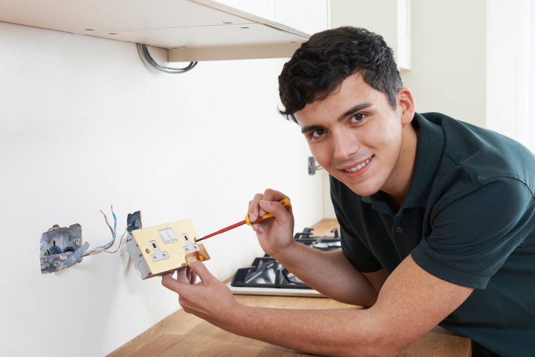 13. "Seja para uma simples troca de lâmpada ou uma instalação elétrica completa, conte com a nossa equipe de eletricistas."