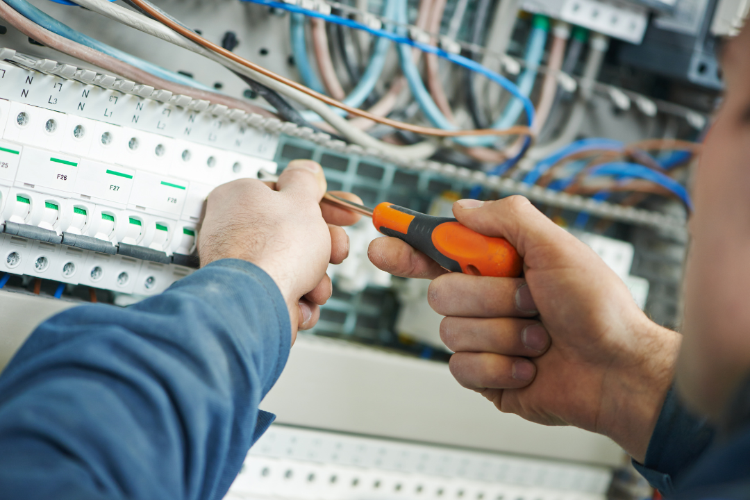 5. "Deixe a parte elétrica da sua casa em boas mãos com a nossa equipe de eletricistas profissionais."