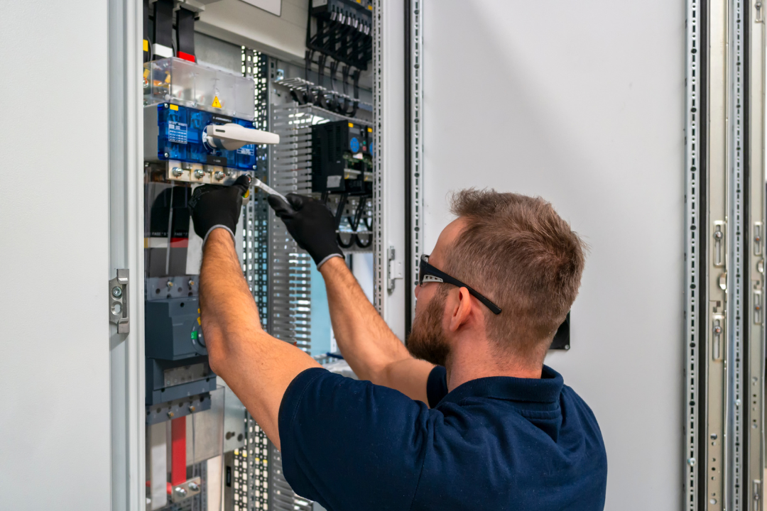 4. "Com os nossos serviços de eletricista, você terá a garantia de um trabalho bem feito e seguro."