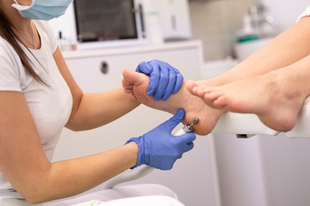 O Papel do Podólogo na Saúde dos Pés Podólogos são especialistas em cuidados com os pés, oferecendo tratamentos essenciais que vão desde a manutenção básica da saúde dos pés até o tratamento de condições mais complexas, como unhas encravadas, calosidades, e problemas de postura.