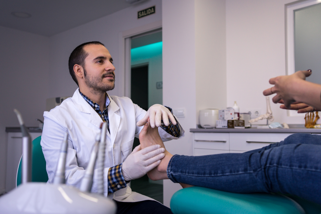 O Papel do Podólogo na Saúde dos Pés Podólogos são especialistas em cuidados com os pés, oferecendo tratamentos essenciais que vão desde a manutenção básica da saúde dos pés até o tratamento de condições mais complexas, como unhas encravadas, calosidades, e problemas de postura.