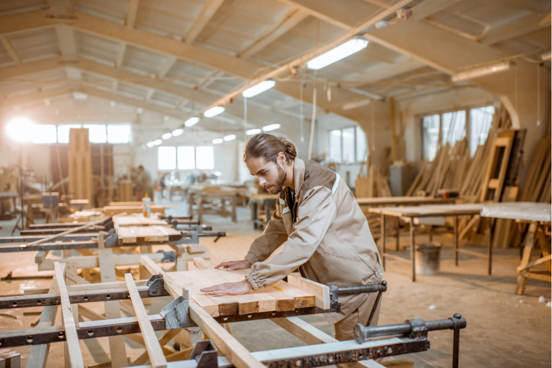 O Papel do Marceneiro no Artesanato e na Construção em Salto Os marceneiros em Salto desempenham um papel crucial tanto no setor de construção quanto no de design de interiores, oferecendo habilidades especializadas na criação e restauração de móveis, além de elementos estruturais em madeira