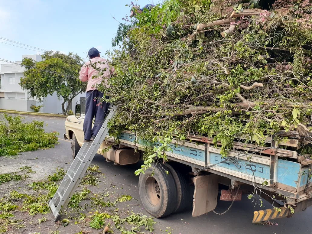 Deoclécio limpeza de terrenos em Valinhos