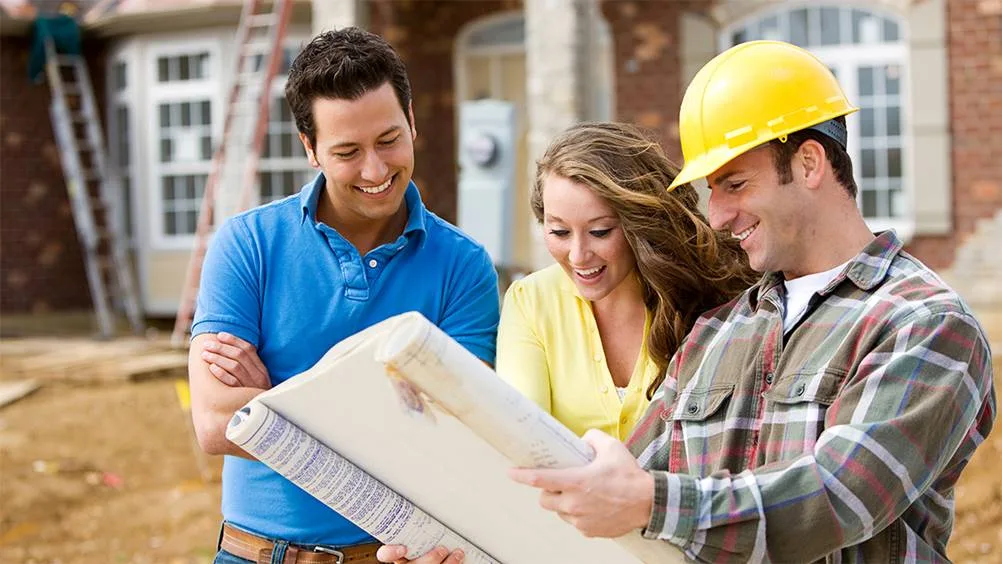 O Que É Um Empreiteiro? Empreiteiro, Mestre De Obras, Chefe De Turma, Fiscal De Construção, Estes São Apenas Alguns Nomes Utilizados Pelo País Para Definir Este Tipo De Profissional. O Empreiteiro Coordena E Supervisiona Cada Etapa De Uma Obra, Desde A Concepção Até A Entrega, Garantindo Que Os Prazos E Orçamentos Sejam Respeitados. É O Responsável ​​Pelo Bom Andamento Do Projeto, Devendo Portanto, Orquestrar Cada Uma Das Atividades A Ele Relacionadas, Comunicar As Informações Às Diversas Partes E Garantir O Fornecimento De Recursos, Equipamentos E Mão De Obra. Além De Garantir A Execução Segura E Produtiva De Cada Uma Das Tarefas, O Empreiteiro Também É O Responsável Pela Contratação E Pagamento Dos Vários Profissionais Da Obra, Os Quais Foram Previamente Selecionados. De Forma A Garantir O Cumprimento Destas Diferentes Tarefas, O Empreiteiro Monitora Diariamente A Obra, Garantindo Assim Que A Sua Equipe Esteja Trabalhando De Acordo Com As Normas E Padrões De Qualidade Estabelecidos.
