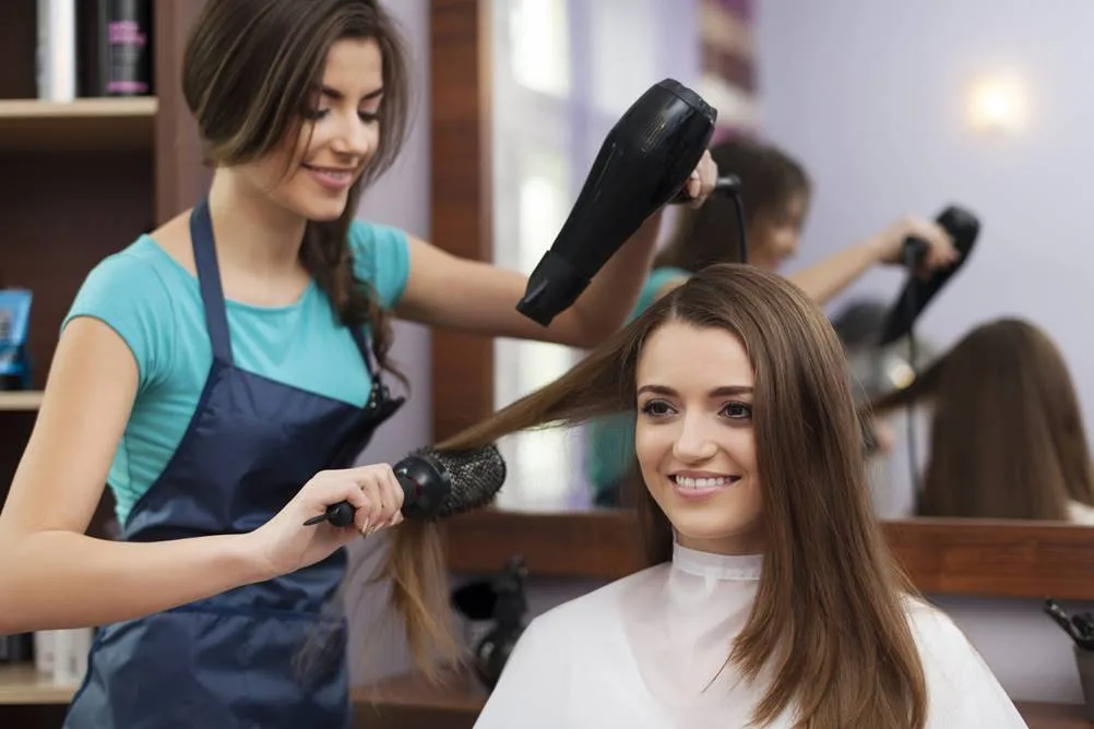 Cabeleireiro, O Profissional Da Beleza | Muitas Mulheres Confiam Mais Em Seus Cabeleireiros Do Que Em Qualquer Outra Pessoa. Para Alguns, Sair Em Público Com Uma Aparência Imprópria É O Mesmo Que Aparecer Sem Roupas. As Mulheres Não Contam Apenas Com O Cabeleireiro Para Manter Suas Tranças Lindas, Mas Também Confidenciam Os Detalhes Mais Íntimos De Suas Vidas A Esses Profissionais Que Usam Tesouras.