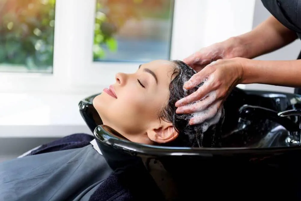Salão De Beleza, Elas Não Vivem Sem Hoje, Ir A Um Salão De Beleza Não É Só Uma Questão De Prazer. Em Geral, O Principal Motivo Pelo Qual Uma Pessoa Vai A Um Salão De Beleza É Para Se Divertir Relaxando. É Nesses Lugares Que Nos Esquecemos Do Estresse E Nos Dedicamos A Nós Mesmos. É Possível Fazer O Cabelo, Maquiagem, E Ainda Aproveitar Os Serviços De Uma Boa Manicure Para Deixar As Mãos Magníficas.