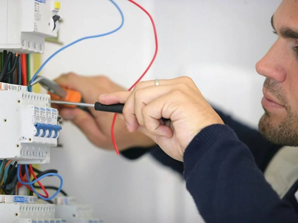 Encanador E Eletricista Também São Serviços De Emergência | O Desemprego Está Afetando Muitas Famílias Em Todo O Brasil, E É Justamente O Segmento De Serviços Que Está Salvando O Orçamento Doméstico De Muitas Pessoas, Mostraremos A Seguir, Um Pouco Sobre A Profissão De Encanador, O Que Faz Este Profissional, Onde Divulgar Seus Serviços Para Obter Clientes, Etc.