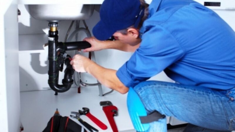 Encanador Profissional Realizando Reparo Hidráulico Com Ferramentas Especializadas