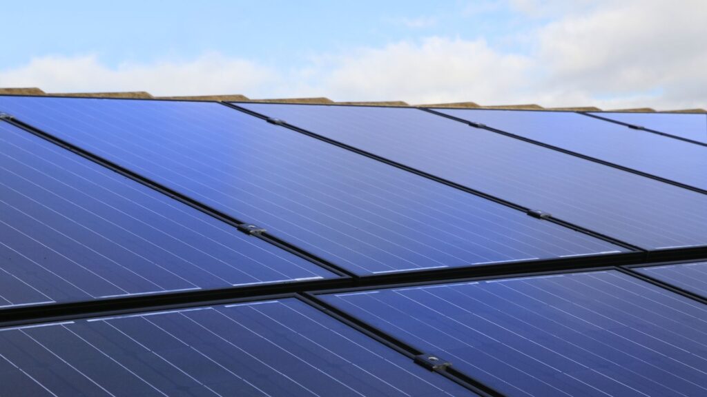 Energia Solar Residencial: Quanto Custa Instalar em 2026, Em Quanto Tempo Paga e Como Contratar quanto-ganha-um-técnico-em-energia-solar - Energia Solar Residencial
