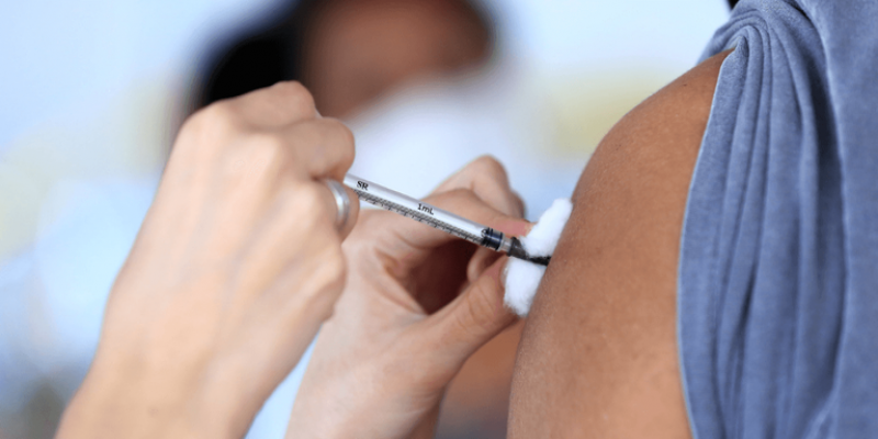 Brasil atinge marca de 60% da população adulta completamente vacinada contra a Covid 19 — Português (Brasil)