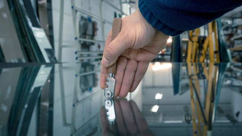 Contratar-Vidraceiro Vidraceiro Perto De Mim: Descubra A Arte E O Desafio Por Trás Da Profissão O Vidraceiro É Um Profissional Que Trabalha Com Vidros, Realizando Desde Cortes E Instalações Até Reparos E Manutenção. Com A Crescente Demanda Por Serviços Relacionados A Vidraçaria, A Profissão De Vidraceiro Se Tornou Extremamente Importante E Reconhecida No Mercado. No Entanto, Nos Tempos Atuais, Surgem Desafios E Oportunidades Para Esses Profissionais. Neste Artigo, Vamos Explorar O Que Faz Um Vidraceiro, Os Desafios Que Enfrenta, Estratégias Para Fidelizar E Atrair Mais Clientes, Além De Dicas De Como Divulgar Os Seus Serviços.