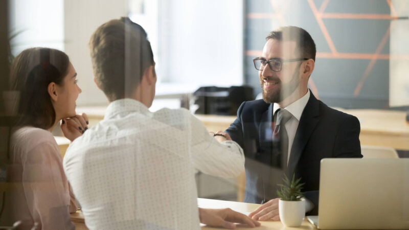 5 Dicas Para Vender Mais Ainda Neste Ano | Por Fim, O Comprador Perguntou: “Quando Podemos Contar Com Esses Produtos?” Foi Nessa Altura Que O Nosso Ex-Parceiro Decidiu Continuar A Vender Com Funcionalidades E Vantagens E Outros Produtos Que O Comprador Devia Adquirir.