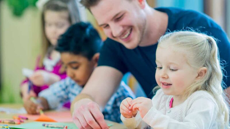 Como Prestar Serviços De Cuidador Infantil | O Riso Das Crianças Soa Como Música Aos Seus Ouvidos? Você Gosta Da Ideia De Seis Bebês Rastejando Caoticamente Aos Seus Pés A Qualquer Momento? Então Você Está Quase Pronto Para Atuar Bem Como Cuidador (A) Infantil.