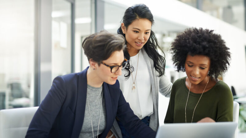 Aproxime-Se De Pessoas Que Pensam Diferente De Você | Quando Você Imagina Uma Equipe Diversa, Como Ela Se Parece? Se Você Vê Pessoas De Todas As Esferas Da Vida, Gêneros, Faixas Etárias, Sistemas De Crenças, Raças E Identificações Pessoais, É Um Bom Começo. No Entanto, Não É O Único Aspecto Da Diversidade.