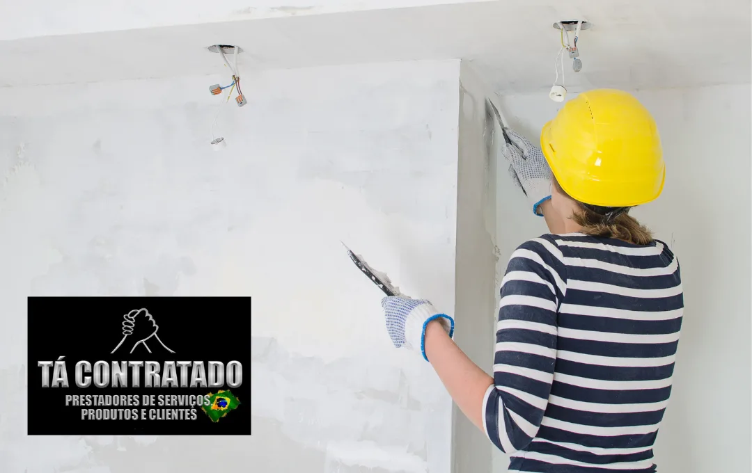Pintor um profissional da construção civil que usa suas habilidades para revestir com tintas várias superfícies de uma obra, tais como, paredes, portas, janelas, portões, esquadrias, fachadas, decks, pergolados, madeiramentos, calhas e rufos, impermeabilizações em geral, texturas, massas, grafiatos e uma infinidade de tarefas que devem ser executadas numa obra para ela ficar mais bonita e vistosa, um acabamento que somente o pintor, esse profissional executa com perfeição. Pintor Massa