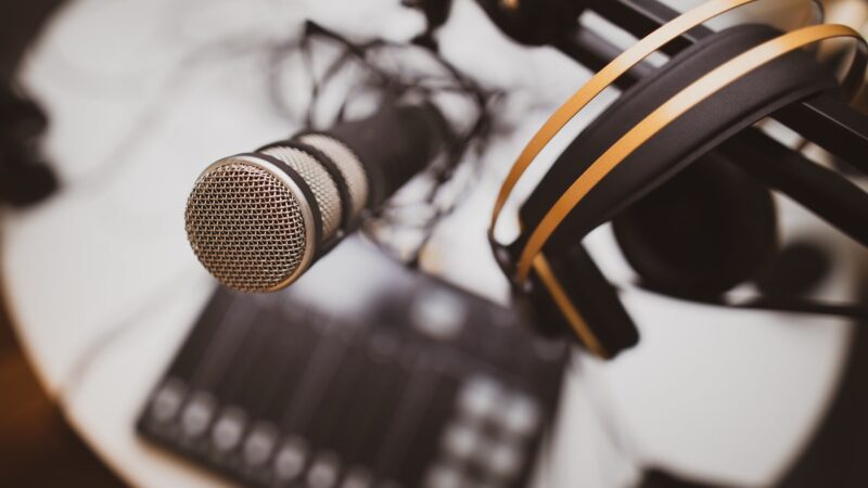 Construa Uma Base Sólida Com Uso Do Podcast | Hospedar Um Podcast É Uma Maneira Brilhante De Entrar Em Contato Com Os Ouvidos E A Mente Do Seu Público-Alvo Diariamente. Com O Tempo, Ouvir Você Se Torna Um Hábito E Eles Sentem Que O Conhecem Muito Bem. Você Constrói Confiança E Afinidade E Influencia Como Eles Pensam E O Que Fazem.