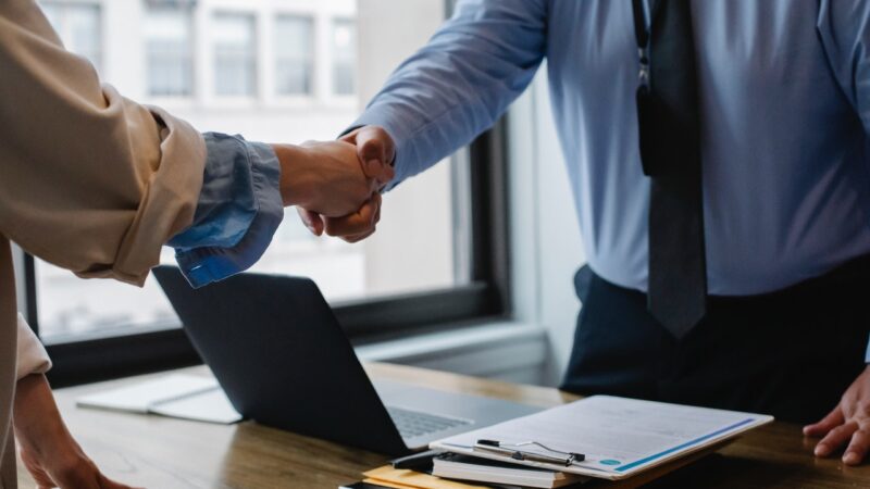 Vai Iniciar Um Negócio? Considere Ter 3 Pessoas Por Perto | Contratar Um Advogado Deve Ser Uma Prioridade Ao Iniciar Um Negócio. Eles Podem Ajudá-Lo Em Tudo, Desde A Elaboração De Contratos Até A Proteção Da Propriedade Intelectual E A Prevenção De Ações Judiciais. Seu Advogado Pode Ajudá-Lo A Encontrar Uma Estrutura De Negócios Que Não Apenas Atenda Às Necessidades De Sua Empresa, Mas Também Seja Financeiramente Justa E Legal.