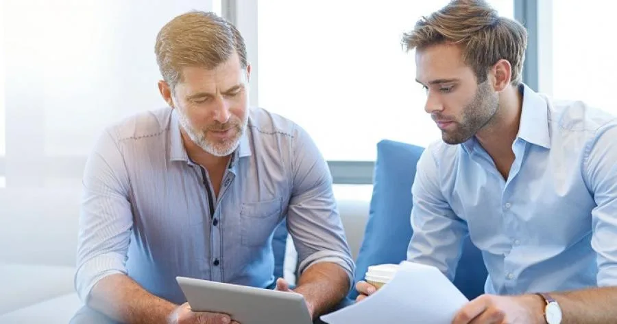 Vai Iniciar Um Negócio? Considere Ter 3 Pessoas Por Perto | Contratar Um Advogado Deve Ser Uma Prioridade Ao Iniciar Um Negócio. Eles Podem Ajudá-Lo Em Tudo, Desde A Elaboração De Contratos Até A Proteção Da Propriedade Intelectual E A Prevenção De Ações Judiciais. Seu Advogado Pode Ajudá-Lo A Encontrar Uma Estrutura De Negócios Que Não Apenas Atenda Às Necessidades De Sua Empresa, Mas Também Seja Financeiramente Justa E Legal.