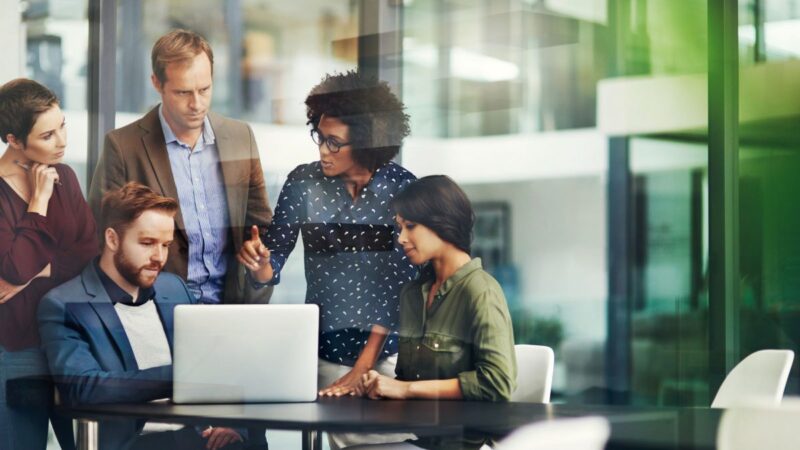 Como Construir Uma Equipe Engajada? | Viu Só Como Liderança E Motivação Andam Juntas? Afinal De Contas, É Papel Do Líder Incentivar Os Colaboradores Para Que Cada Um Dê O Máximo De Si. Lembre-Se: Uma Equipe Engajada É Mais Produtiva, E Isso Pode Gerar Mais Lucros Para O Seu Negócio.