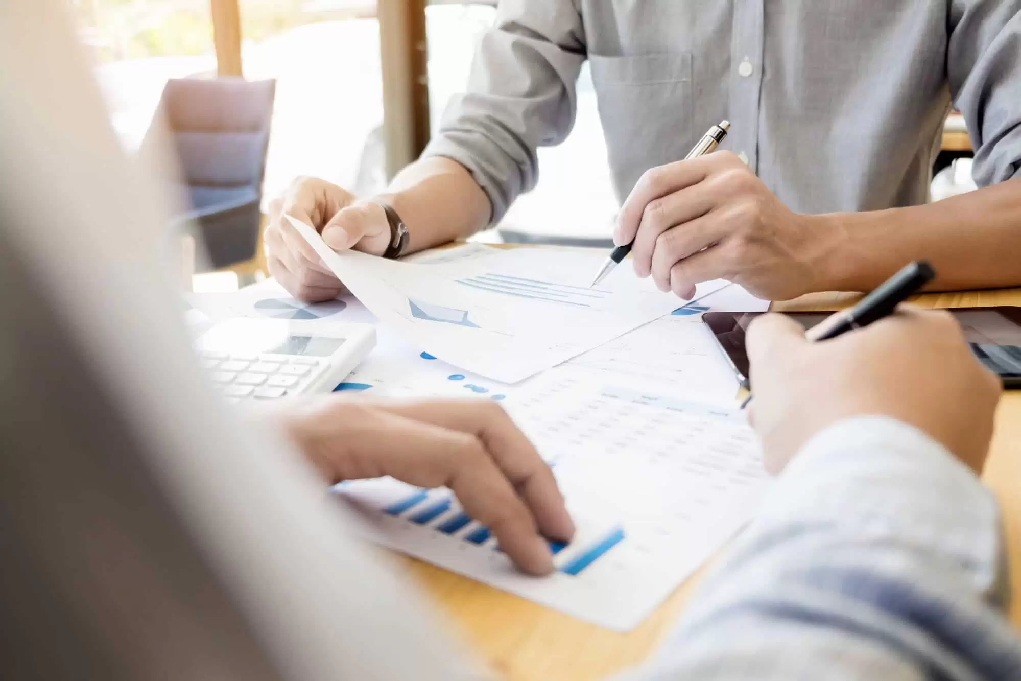 Entendendo Sobre Taxa Fixa X Hora, Qual A Melhor? | Quando Você Cobra Uma Taxa Fixa, Você Sabe Exatamente Quanta Renda Esperar Quando O Trabalho Estiver Concluído. Se Você Cotar Todos Os Trabalhos A Uma Taxa Fixa, Poderá Estimar Com Precisão Seu Lucro.