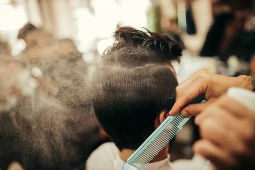 Como Iniciar Um Negócio De Barbearia | As Barbearias Fornecem A Homens, Rapazes E Meninos Serviços De Corte, Como Cortes De Cabelo E Barba. São  Pequenas Lojas Especializadas Em Cortar O Cabelo Masculino E Depilar O Pescoço E O Rosto. Desde Os Tempos Da Roma Antiga, Aproximadamente 296 Ac Especificamente, A Barbearia É Conhecida Como Um Lugar De Convívio No Bairro. É Um Lugar Para Os Homens Se Cuidarem E Se Conectarem Com Outros Na Comunidade.