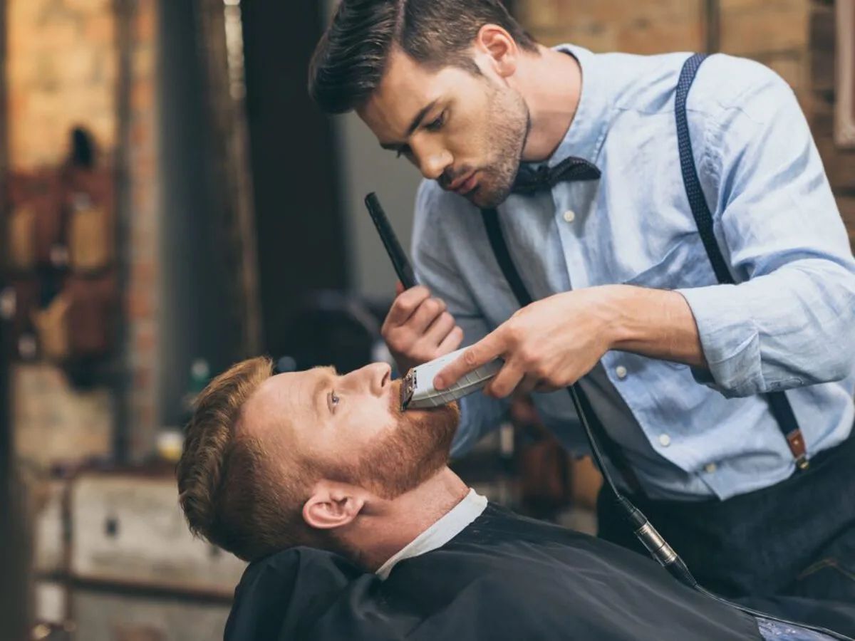 Como Iniciar Um Negócio De Barbearia | As Barbearias Fornecem A Homens, Rapazes E Meninos Serviços De Corte, Como Cortes De Cabelo E Barba. São  Pequenas Lojas Especializadas Em Cortar O Cabelo Masculino E Depilar O Pescoço E O Rosto. Desde Os Tempos Da Roma Antiga, Aproximadamente 296 Ac Especificamente, A Barbearia É Conhecida Como Um Lugar De Convívio No Bairro. É Um Lugar Para Os Homens Se Cuidarem E Se Conectarem Com Outros Na Comunidade.