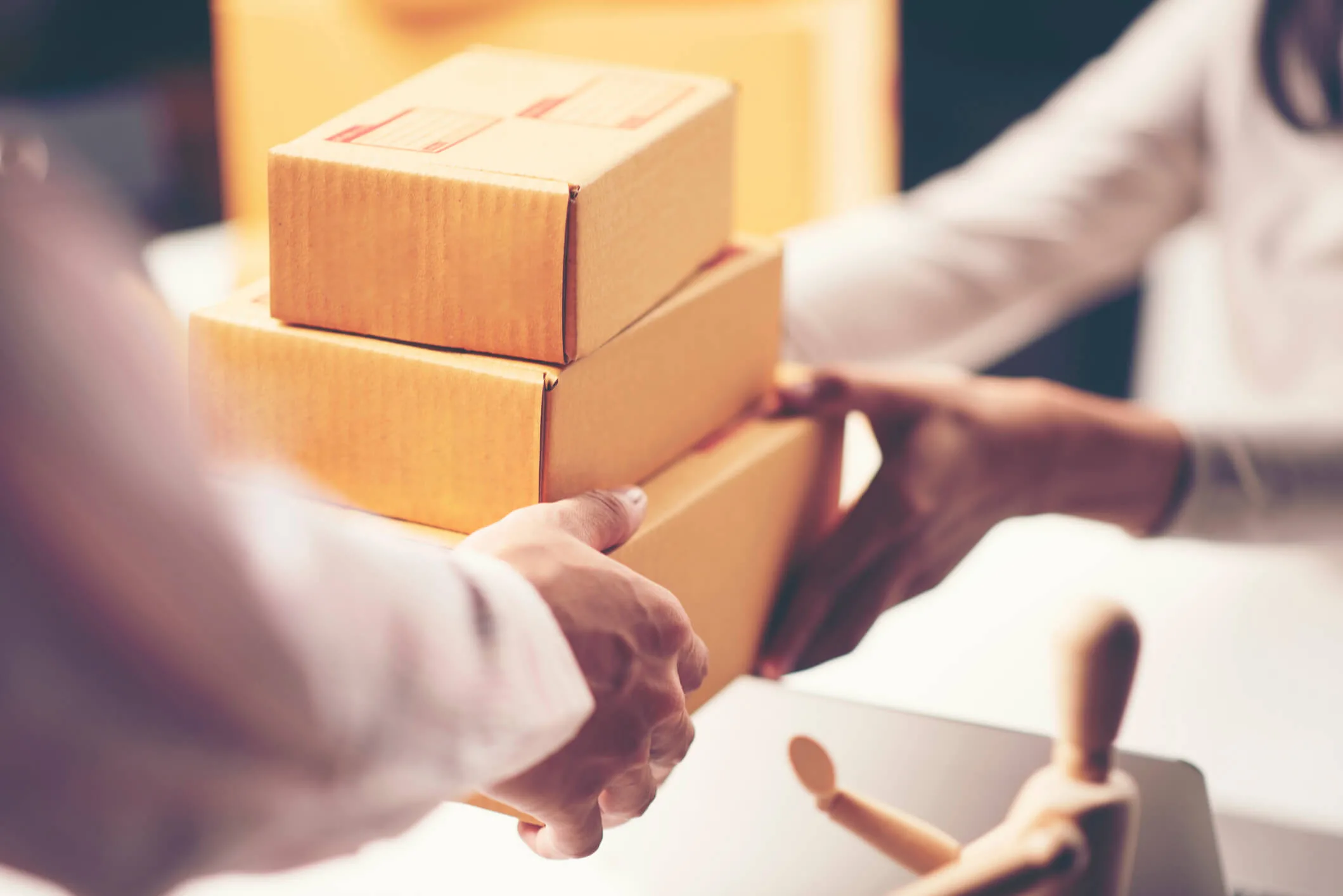 Arma Secreta Improvável Das Pequenas Empresas | Em Um Espaço De Tempo Relativamente Curto, A Maturidade Do Mercado De Comércio Eletrônico Saltou Vários Anos À Frente. Maior Atenção Do Consumidor Por Meio De Canais Digitais, Novos Consumidores Comprando Online Pela Primeira Vez E Compradores Online Experientes Comprando Mais, Todos Fatores Que Apoiarão As Empresas De Comércio Eletrônico, Grandes E Pequenas. Para Se Beneficiar Dessas Mudanças No Comportamento Do Consumidor A Longo Prazo, As Empresas Precisam Olhar Para Uma Arma Secreta Improvável: Retornos E Devoluções.