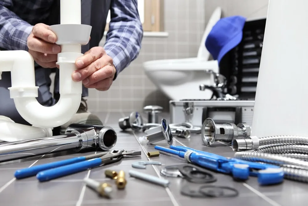 Inspeção Hidráulica Preventiva Sendo Realizada Por Profissional Qualificado