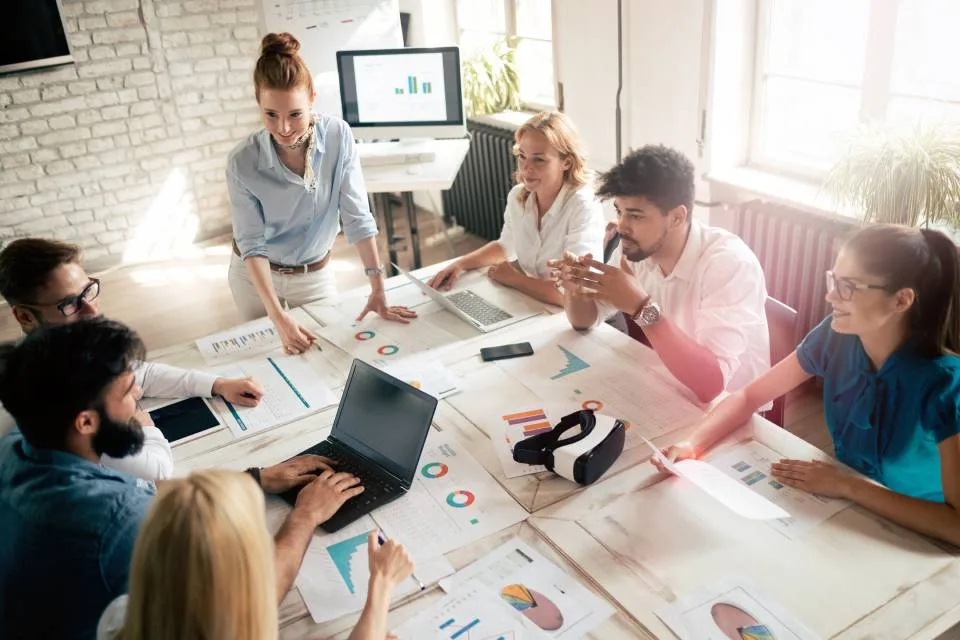 Dicas Para Acertar No Marketing Da Sua Marca | Ao Longo De Menos De Dois Anos, Vimos O Setor De Marketing Evoluir No Ritmo Da Luz. As Marcas Abraçaram Todas As Coisas Digitais E Se Adaptaram Ao Cenário De Negócios Em Constante Mudança Durante A Pandemia Global. Os Negócios Físicos Foram Forçados Online De Uma Maneira Muito Real E As Marcas Já Existentes No Espaço Digital Experimentaram Seus Próprios Contratempos E Desafios, Pois A Demanda Por Seus Produtos Superou Sua Oferta.