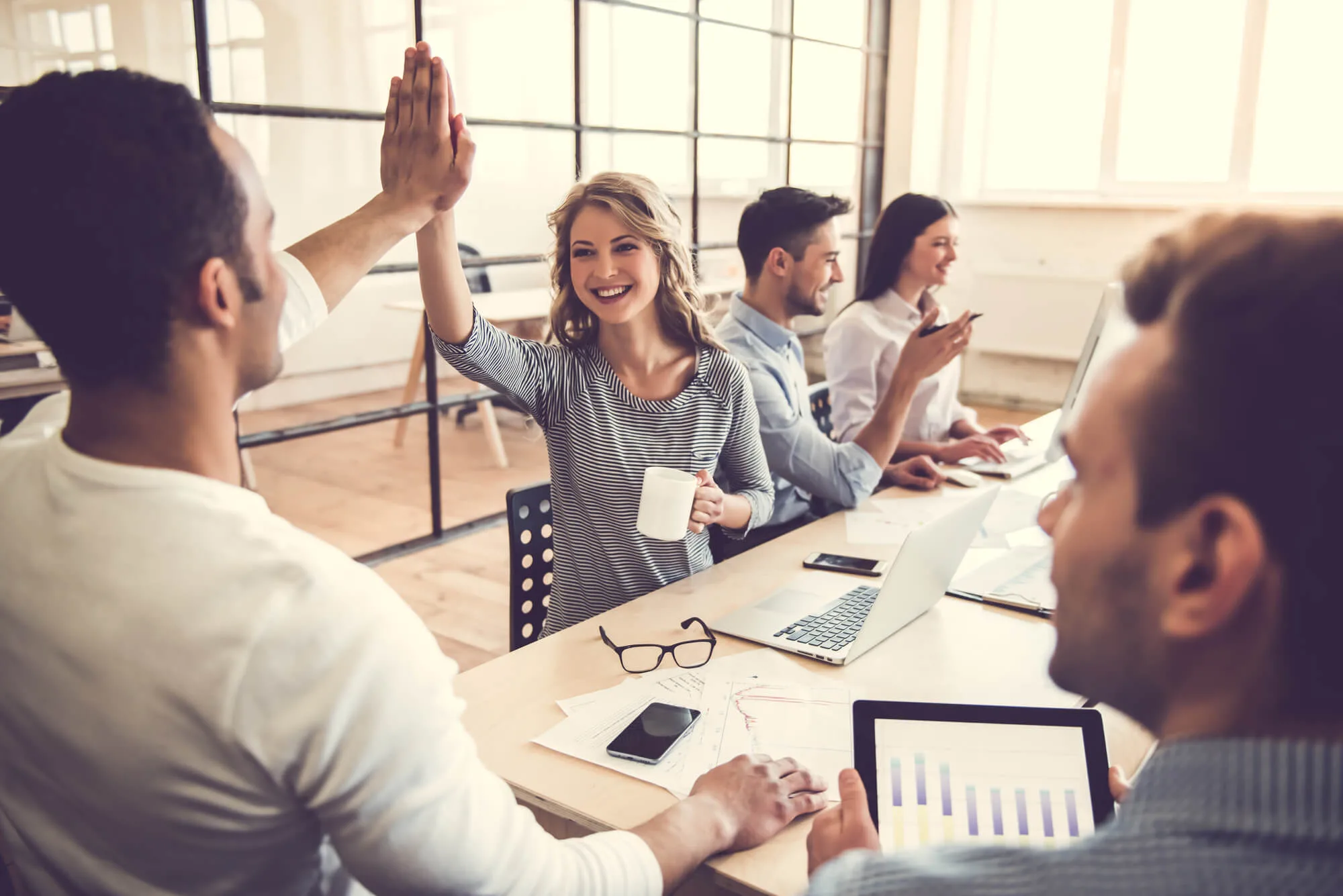 Dica De Marketing Digital Para Pequenos Negócios | Ser Dono De Uma Pequena Empresa Não É Tarefa Fácil. Requer Muitas Habilidades E, Às Vezes, Pode Ser Um Ato De Equilíbrio Cuidadoso. Quando Seu Tempo É Consumido Por Tantos Outros Aspectos Do Negócio, Pode Ser Fácil Deixar O Marketing Cair. Em Nossa Experiência, Vimos Isso Acontecer Por Vários Motivos, A Saber; Orçamento, Tempo E Talento. Então Deixe-Me Compartilhar Isso Com Você; O Marketing Digital Não Precisa Ser Uma Tarefa Sofisticada, Cara E Demorada. Na Verdade, Os Proprietários De Pequenas Empresas Podem Colocar Seus Negócios Online E Começar A Interagir Com Os Clientes Em Apenas Três Etapas Simples.