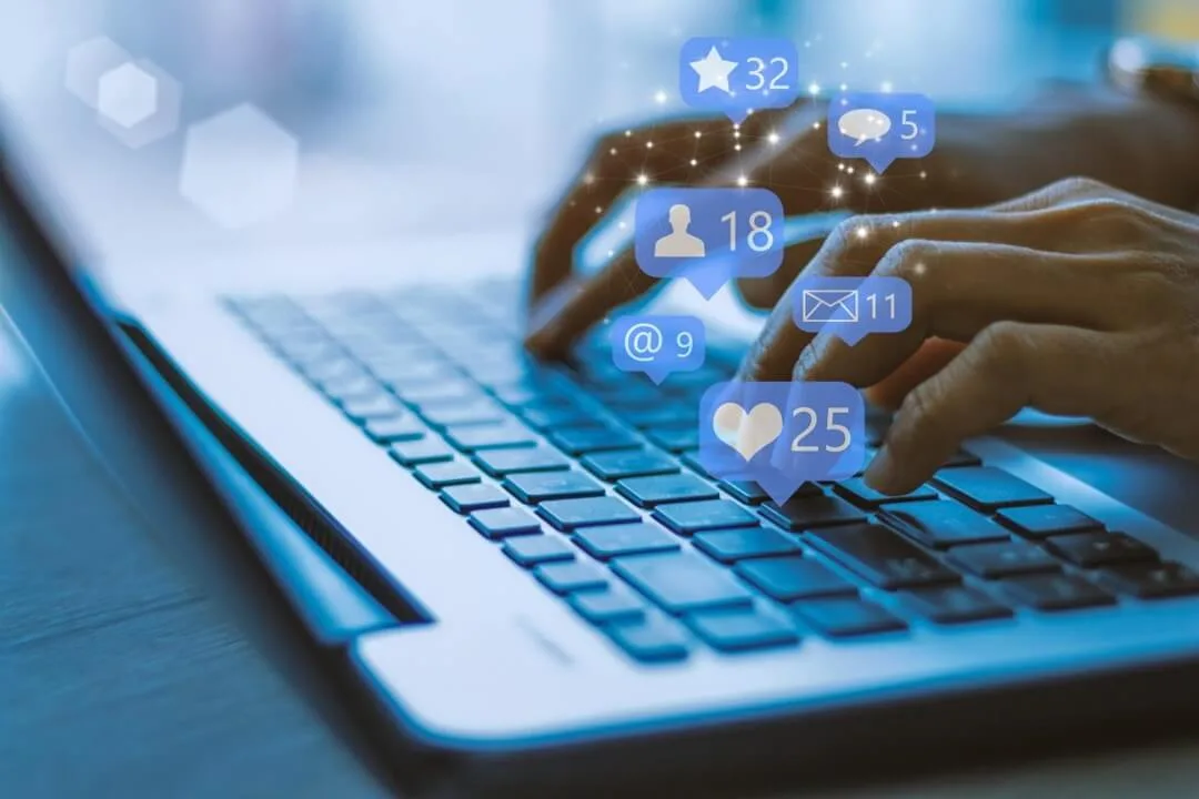 Ferramentas De Monitoração De Redes Sociais | Sabemos O Quanto As Redes Sociais São Essenciais Para O Posicionamento De Uma Marca Em Diferentes Frentes E Para Diversos Públicos Na Web, Assim Como Para A Geração De Leads, A Administração De Contas Pode Ser Desafiadora. Para Posicionar Sua Marca É Preciso Interpretar, Analisar E Aí Então, Ter Condições De Traçar Estratégias Visando Melhorias Em Seus Produtos E Serviços. Gerenciar O Conteúdo Das Redes Sociais Não É Uma Tarefa Simples. O Volume E A Rapidez Com Que A Métrica É Gerada E Espalhada Exige Um Software Especializado Em Monitoramento De Redes Sociais Com Recursos Importantes Como Ser: Prático, Eficiente E Completo. Fique Atendo. Segue Dica De 6 Ferramentas Intuitivas Que Vão Ajudar Você A Administrar Suas Contas Em Social Media, Organizando Posts, Acompanhando Interações E Facilitando Utilização. Continue Lendo.