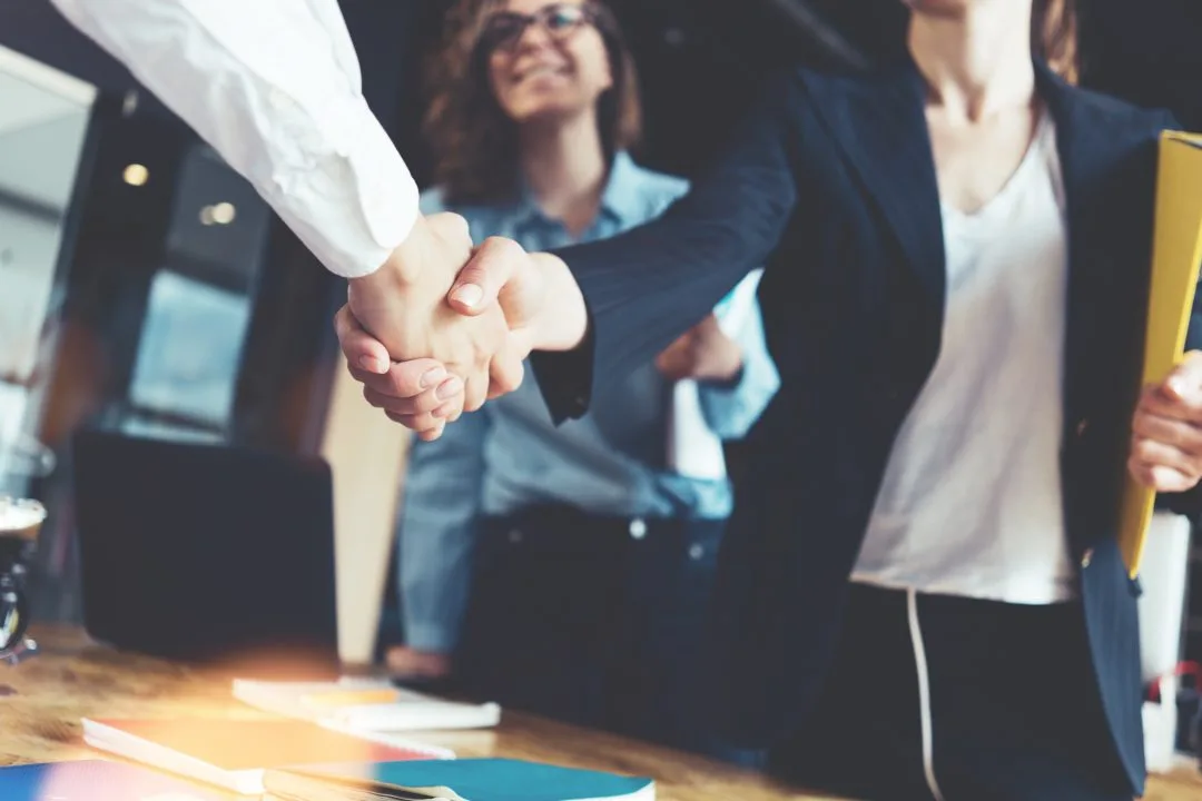 Parcerias De Marca Ajudam Sua Pequena Empresa | As Colaborações De Marca Oferecem Uma Vantagem Incrível Para Quem Investe E Mergulha Em Parcerias Estratégicas De Marketing. A Maioria Das Empresas Muitas Vezes Apenas Mergulha O Dedo Do Pé Na Água E Joga Pelo Seguro Com Sua Estratégia De Parceria, Mas É Hora De Pensar De Forma Mais Inovadora.