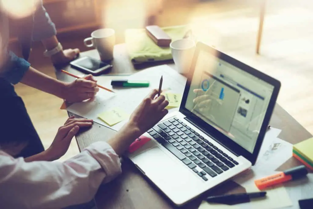 Como Competir Pela Atenção Do Cliente E Vender Mais | Seja Você Uma Pequena Empresa Estabelecida Ou Em Processo De Lançamento De Um Novo Negócio, Ter Uma Forte Presença Online É Mais Importante Do Que Nunca. No Entanto, Apenas Estar “Presente” Não É Suficiente, Você Deve Se Destacar E Competir Pela Atenção Do Cliente Para Ver A Publicidade Se Converter Em Vendas.