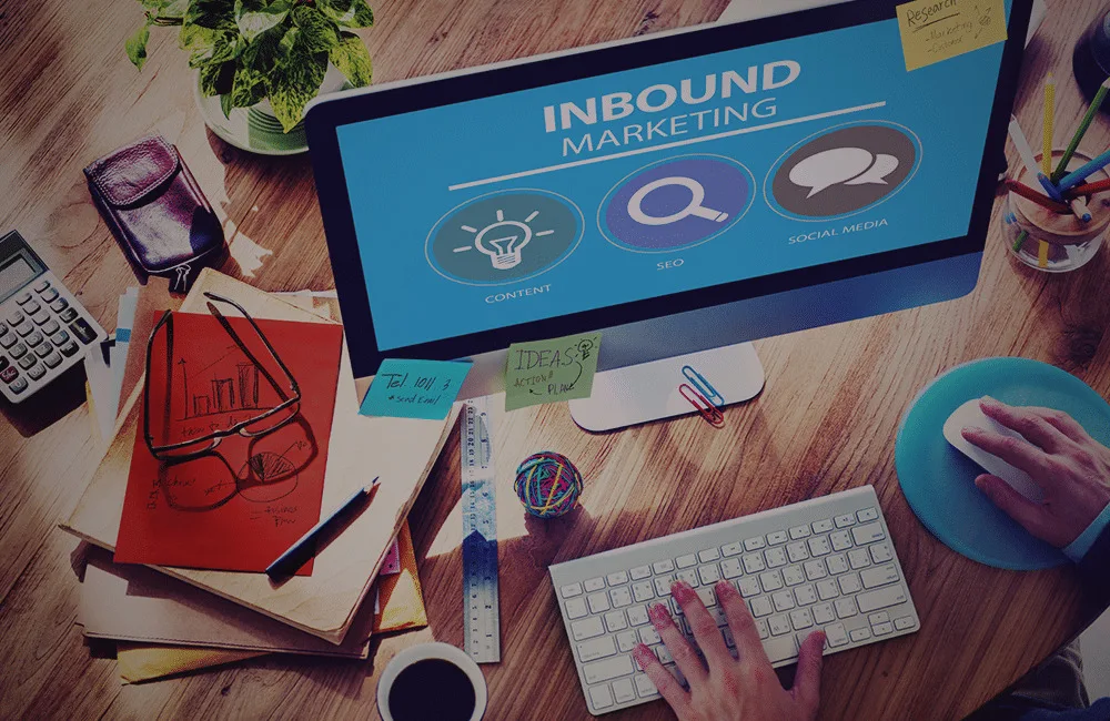 Destaque Seu Negócio Com O Inbound Marketing | Essa Mudança Radical No Comportamento De Compra Exige Que Os Fornecedores Repensem Como Vão Para O Mercado E Otimizem Para Garantir Que Sejam Encontrados Pelos Compradores Usando Mecanismos De Pesquisa, Blogs, Avaliações E Mídias Sociais. O Termo Inbound Marketing Foi Inventado Pela Equipe Da Hubspot , Para Descrever As Técnicas Necessárias Para Ser Encontrado Pelos Compradores E Para Garantir Que As Resenhas E Os Blogs Em Torno Do Seu Segmento De Indústria Cubram O Que Você Está Fazendo. (A Hubspot É Uma Empresa De Saas Que Fornece Ótimas Ferramentas De Software, Além De Educação Para Ajudá-Lo A Automatizar O Inbound Marketing).