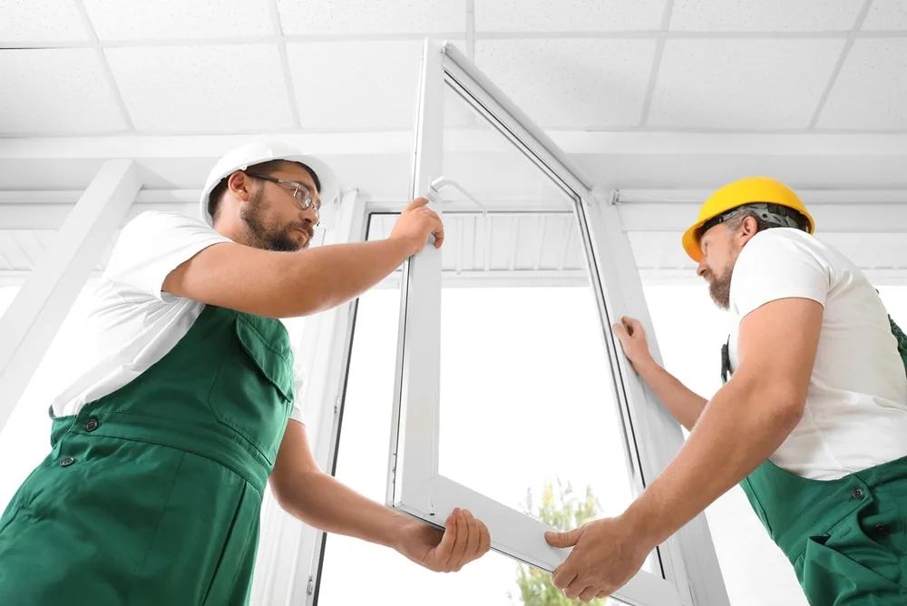 Saiba Mais Sobre Os Serviços De Vidraceiro | Um  Vidraceiro É Uma Pessoa Que Instala Vidro Em Janelas, Vitrines, Portas Para Criar Designs Exclusivos Ou Reduzir A Necessidade De Iluminação Artificial. Um Vidraceiro Corre O Risco De Cortes De Ferramentas E Vidros E, Se Não For Cuidadoso, Pode Cair De Escadas E Andaimes.