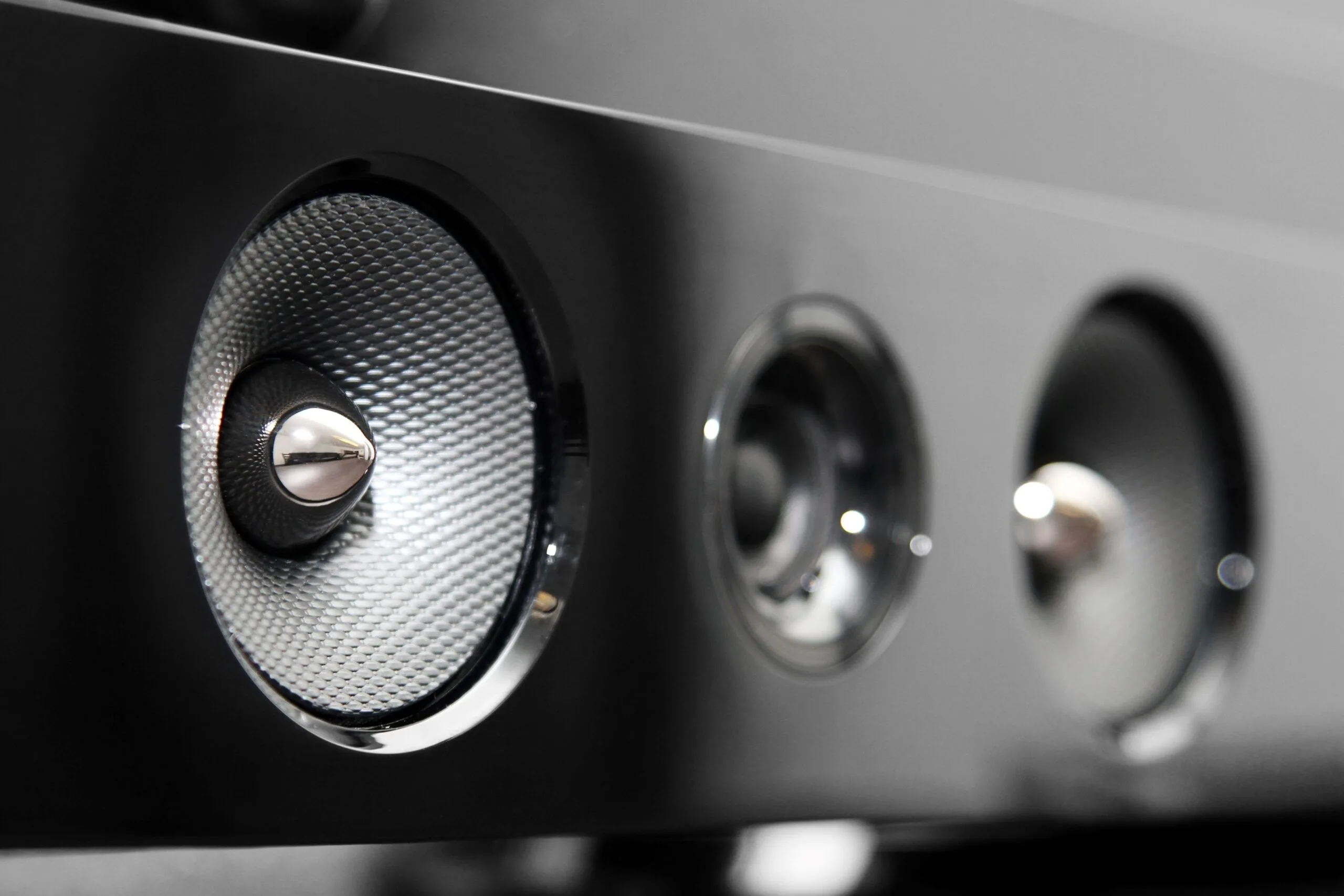 Home Theater Ou Soundbar: Qual A Melhor Opção?  | O Uso De Aparelhos Que Amplificam O Som Torna A Experiência De Assistir À Tv Na Nossa Sala Única E Muito Especial. Se Está Planejando Transformar Por Completo A Sua Sala De Estar Em Um Local Prático E Aconchegante, Mas Não Sabe Se Deve Instalar Um Home Theater Ou Soundbar, Não Precisa Se Preocupar. Separamos Especialmente Este Artigo Com As Melhores Dicas Para Ajudar Na Sua Decisão.