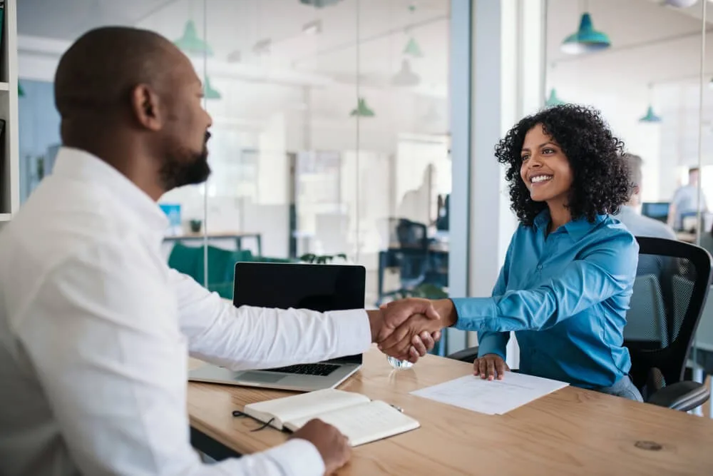 Dicas De Relacionamento Com Clientes | É Muito Importante Para Uma Empresa, Ter Atenção Com A Retenção De Clientes. Para Fazer Isso De Maneira Assertiva Devemos Estar Atentos A Melhor Forma De Abordar Esse Cliente. Apesar De Simples, Você Deve Estar Ciente De Como Quer Comunicar, Para Quem Sua Empresa Deseja Comunicar E Quando Isso Vai Acontecer.