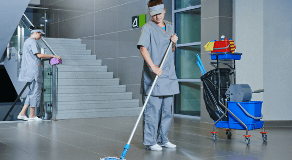 Limpeza Profissional: as 15 Perguntas Que Você Deveria Fazer Antes de Contratar | limpeza 011 profissional fazendo limpeza