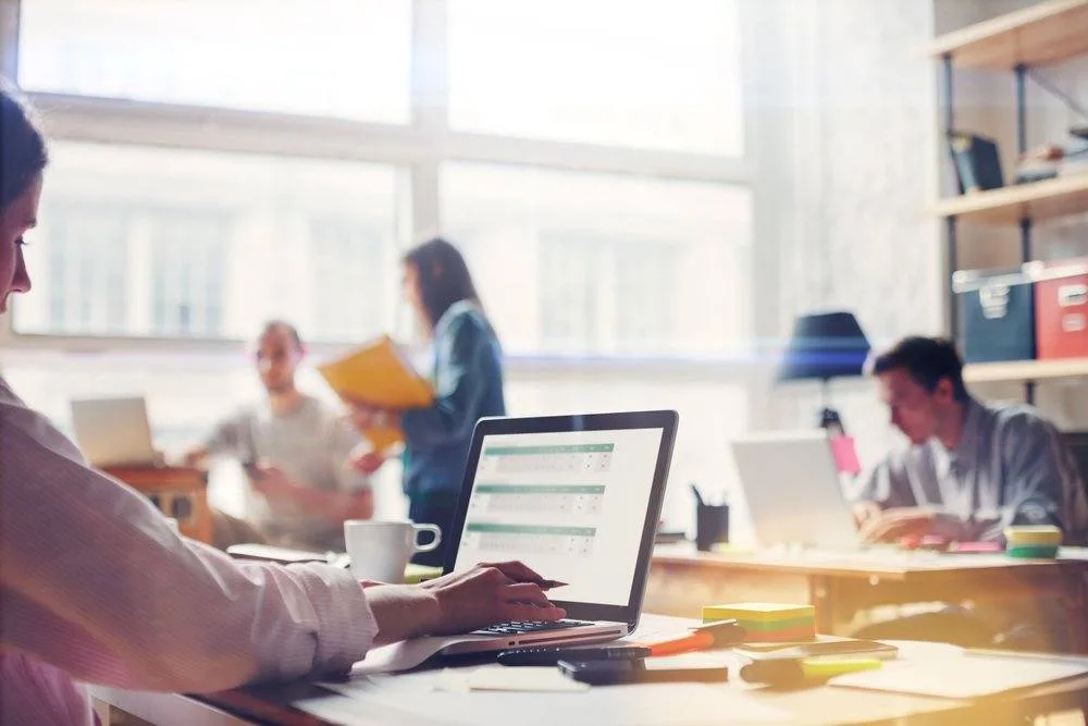 Alinhando O Marketing Com O Mundo Digital | Anualmente, O Google Lança Novidades E Dita Tendências, São Várias Mudanças Que Ajudam As Empresas O Obterem Os Melhores Resultados, Isso Os Profissionais De Marketing Experientes Acompanham De Perto. O Google Tem Estado Atenta As Normas E Diretrizes Dos Governos Para Que Os Dados Estejam Sempre Protegidos E De Forma Bem Específica Tem Orientado Seus Usuários, Principalmente Dos Dados Do Google Trends, Para Que Façam O Mesmo Em Suas Campanhas Em Toda A Internet.