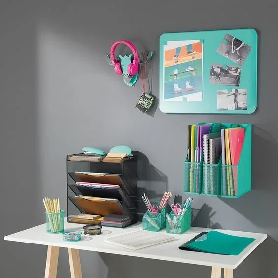 Como Montar Um Home Office Com A Sua Cara | Além De Estabelecer Um Espaço Especial Na Casa Para O Trabalho, Ter Uma Boa Iluminação, Saber Escolher Móveis Confortáveis E Investir Em Quadros Decorativos Podem Ajudar A Trazer Mais Conforto E Personalidade Ao Home Office.