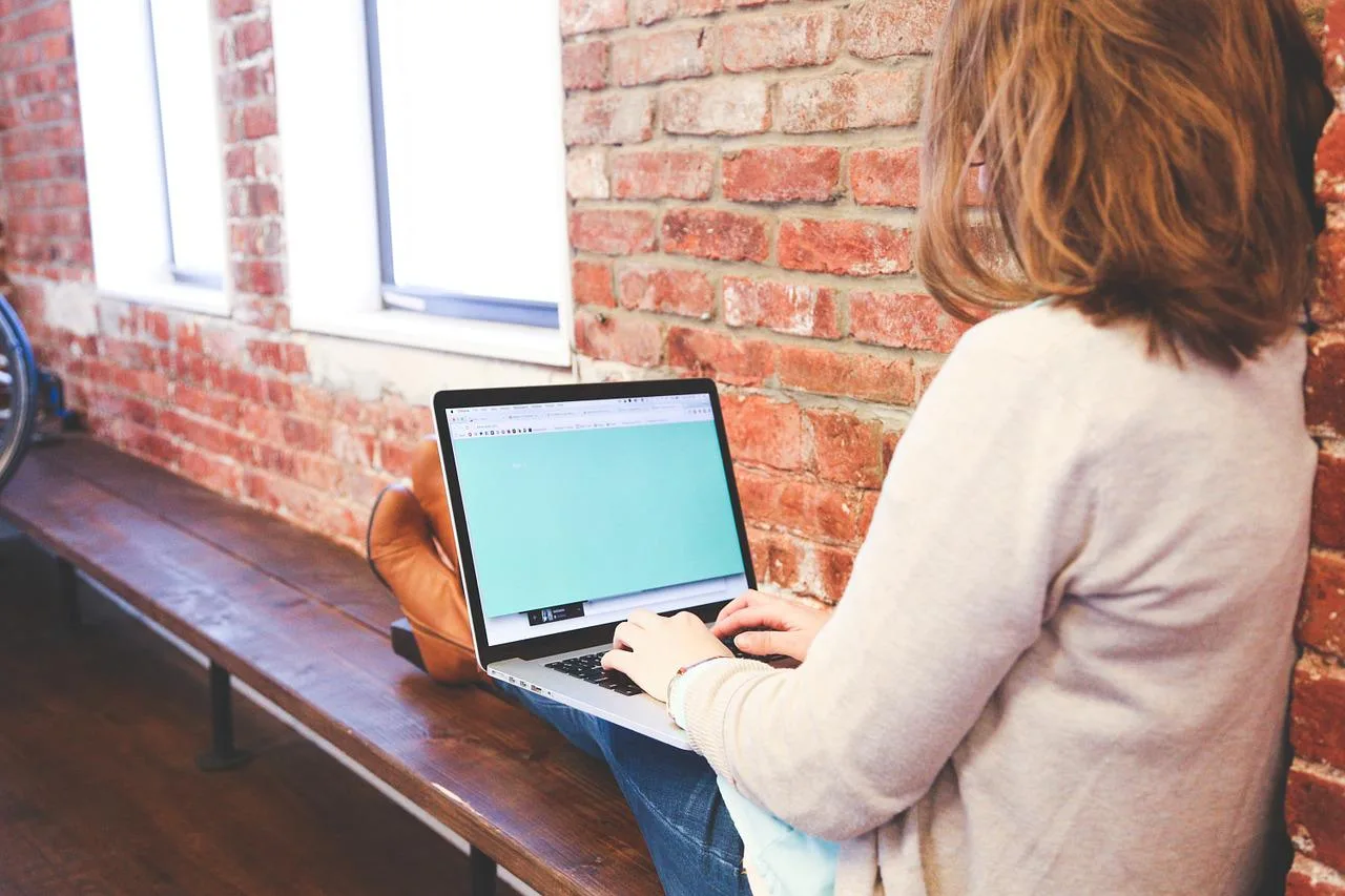 Student, Typing, Keyboard-849828.Jpg