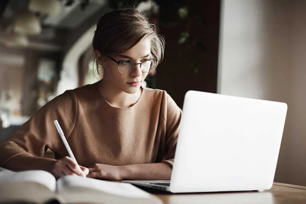 Como Escrever Títulos Memoráveis Para Seu Conteúdo | Quem Mais Lê As Notícias, Revistas, E-Mails Ou Blogs Hoje Em Dia? E, Se Você Fizer Isso, Para Onde Seus Olhos Vão Primeiro? Sim, São As Manchetes Humildes (Ou Linhas De Assunto No Caso De E-Mails)… E As Fotos, Mas Vamos Deixar Essa Conversa Para Outro Dia.