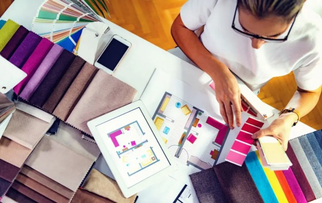 serviços de decoração Decorador Perto de Mim: Transformando Espaços e Vidas através da Decoração de Interiores A decoração de interiores é uma forma de arte que pode transformar completamente um espaço, tornando-o mais aconchegante, funcional e esteticamente agradável. Muitas vezes, ao pensar em redecorar nossas casas, a primeira pergunta que vem à mente é: “Existe algum decorador perto de mim que possa me ajudar a realizar essa transformação?”. Felizmente, com a ampla disponibilidade de profissionais talentosos, encontrar um decorador perto de você é mais fácil do que nunca.