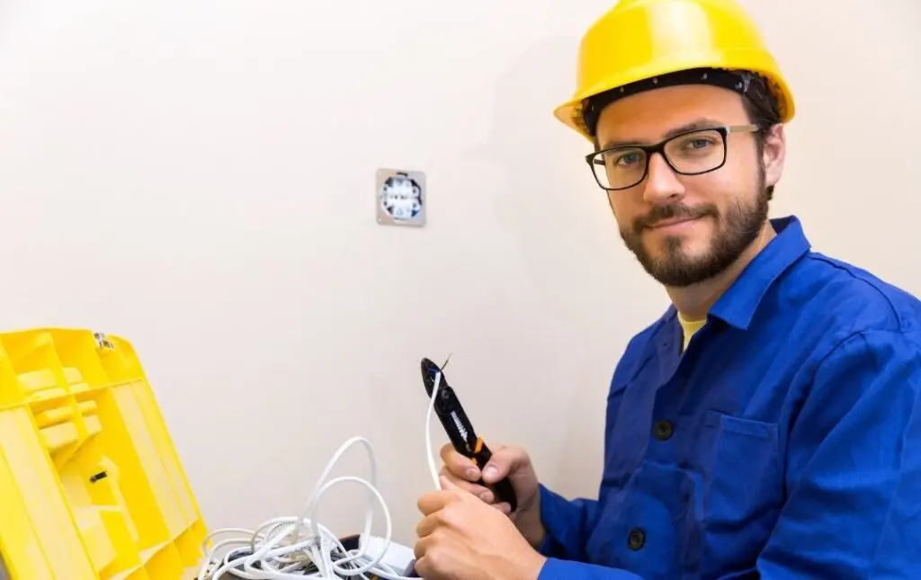Serviços De Eletricista: Guia Completo Para Contratar O Profissional Ideal