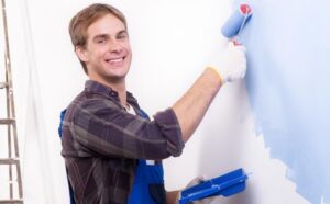 pintor pintando parede