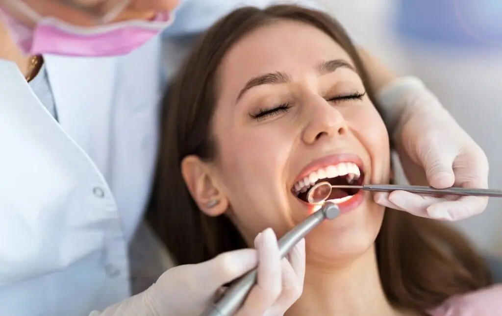 Dentista Perto De Mim: A Profissão, Desafios E A Importância Da Publicidade Na Era Digital. Confira Também Sobre A Plataforma Tá Contratado