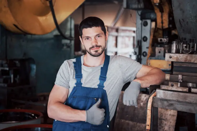 Serralheiro: Serviços, Tabela de Preços 2026 e Como Contratar o Profissional Certo no Brasil solda-profissional-portao-ferro-serralheiro-2026