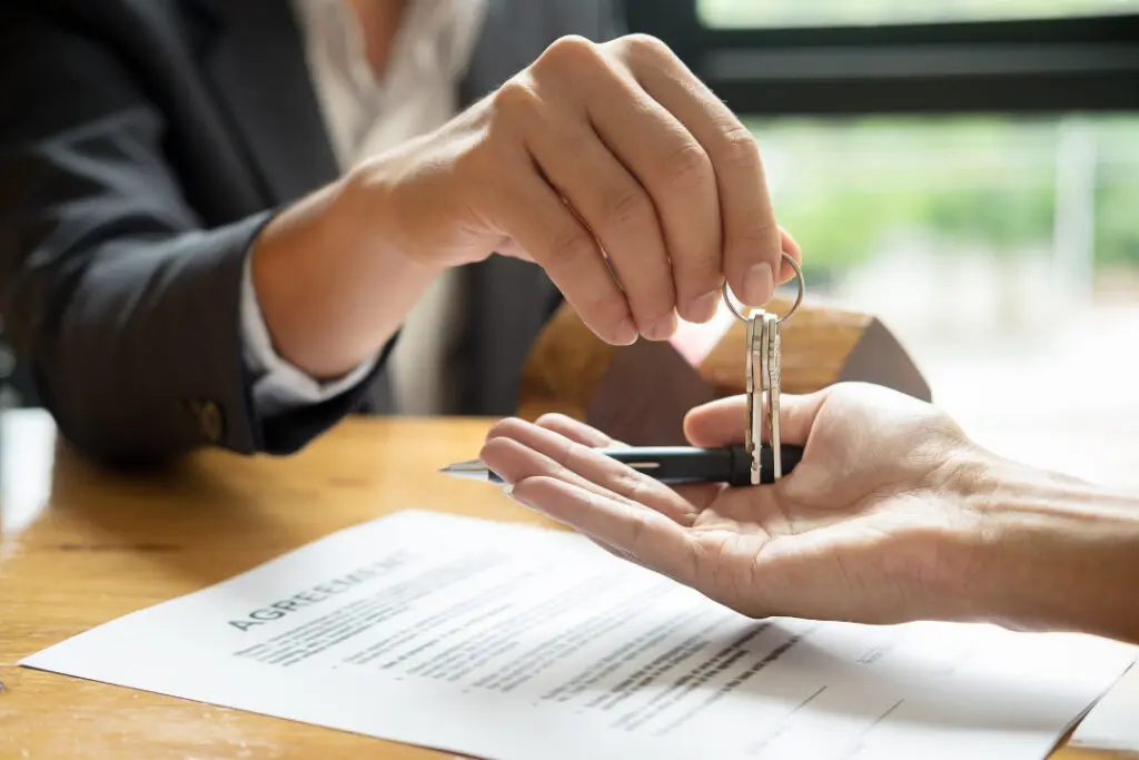 Corretor De Imóveis Perto De Mim: A Profissão, Os Desafios E A Importância Da Divulgação Na Plataforma Tá Contratado No Dinâmico Mercado Imobiliário, Contar Com A Expertise De Um Corretor De Imóveis É Fundamental Para A Compra, Venda Ou Locação De Um Imóvel. Esses Profissionais Desempenham Um Papel Crucial Na Intermediação Entre Compradores E Vendedores, Ajudando A Encontrar A Melhor Opção De Acordo Com As Necessidades E Condições De Cada Parte Envolvida. No Entanto, No Cenário Atual, Em Que A Competição Entre Corretores É Alta, A Divulgação Dos Serviços Oferecidos E A Conquista De Visibilidade São Desafios Importantes A Serem Superados. Neste Texto, Abordaremos A Profissão De Corretor De Imóveis, Os Desafios Enfrentados Atualmente E A Importância De Divulgar Seus Serviços Na Plataforma De Anúncios Tá Contratado Para Obter Mais Visibilidade, Exposição E, Consequentemente, Mais Clientes.